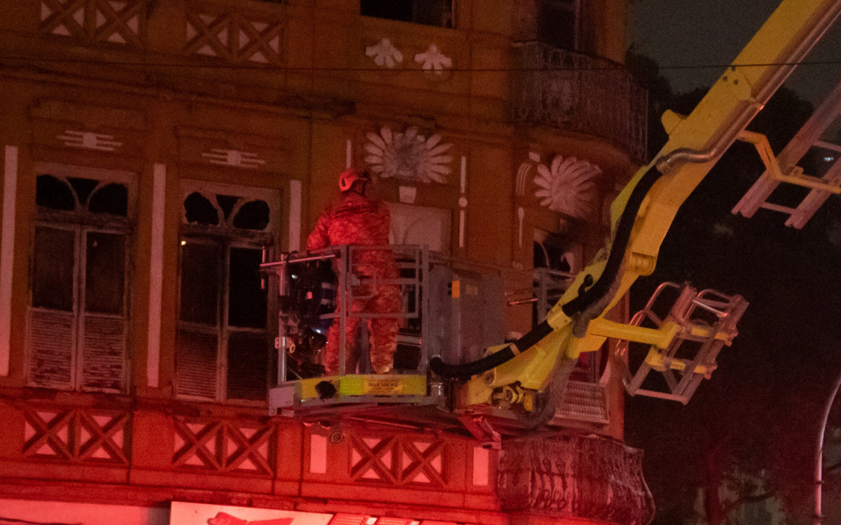 Um imóvel residencial na esquina da Avenida Gomes Freire com Mem de Sá, na Lapa, no Centro do Rio, pegou fogo na tarde desta terça-feira (14).