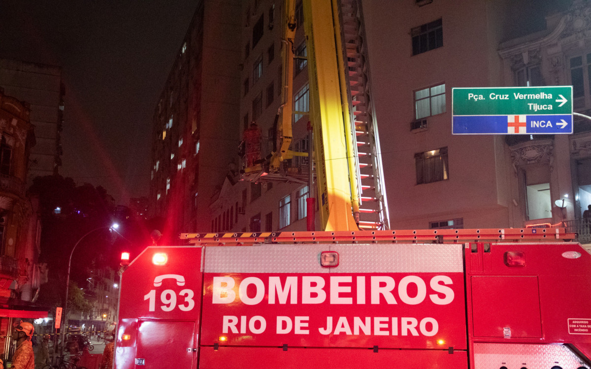 Um imóvel residencial na esquina da Avenida Gomes Freire com Mem de Sá, na Lapa, no Centro do Rio, pegou fogo na tarde desta terça-feira (14).