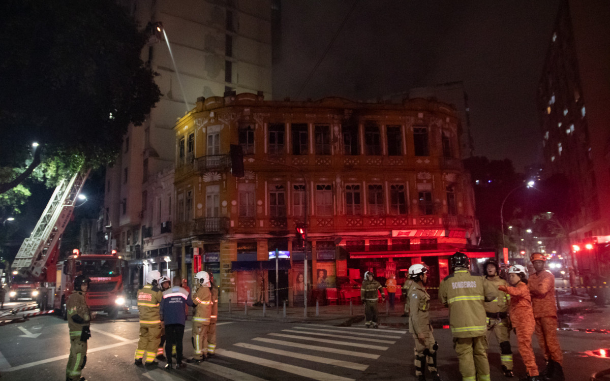 Um imóvel residencial na esquina da Avenida Gomes Freire com Mem de Sá, na Lapa, no Centro do Rio, pegou fogo na tarde desta terça-feira (14).