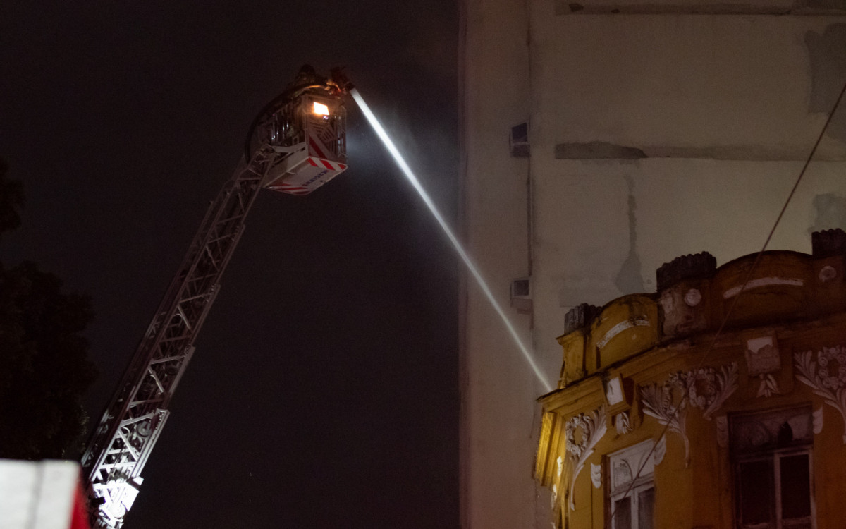 Um imóvel residencial na esquina da Avenida Gomes Freire com Mem de Sá, na Lapa, no Centro do Rio, pegou fogo na tarde desta terça-feira (14).