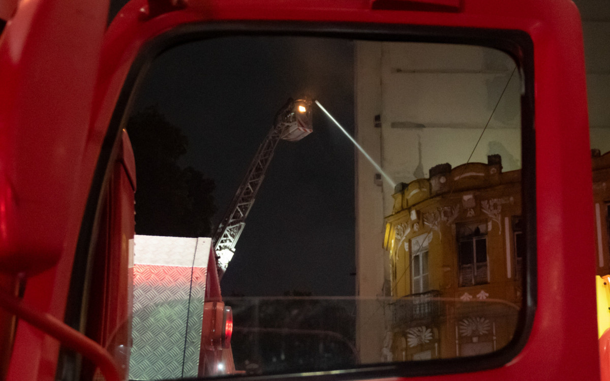 Um imóvel residencial na esquina da Avenida Gomes Freire com Mem de Sá, na Lapa, no Centro do Rio, pegou fogo na tarde desta terça-feira (14).