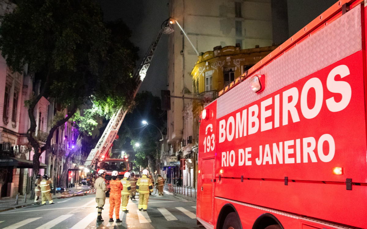 Um imóvel residencial na esquina da Avenida Gomes Freire com Mem de Sá, na Lapa, no Centro do Rio, pegou fogo na tarde desta terça-feira (14).