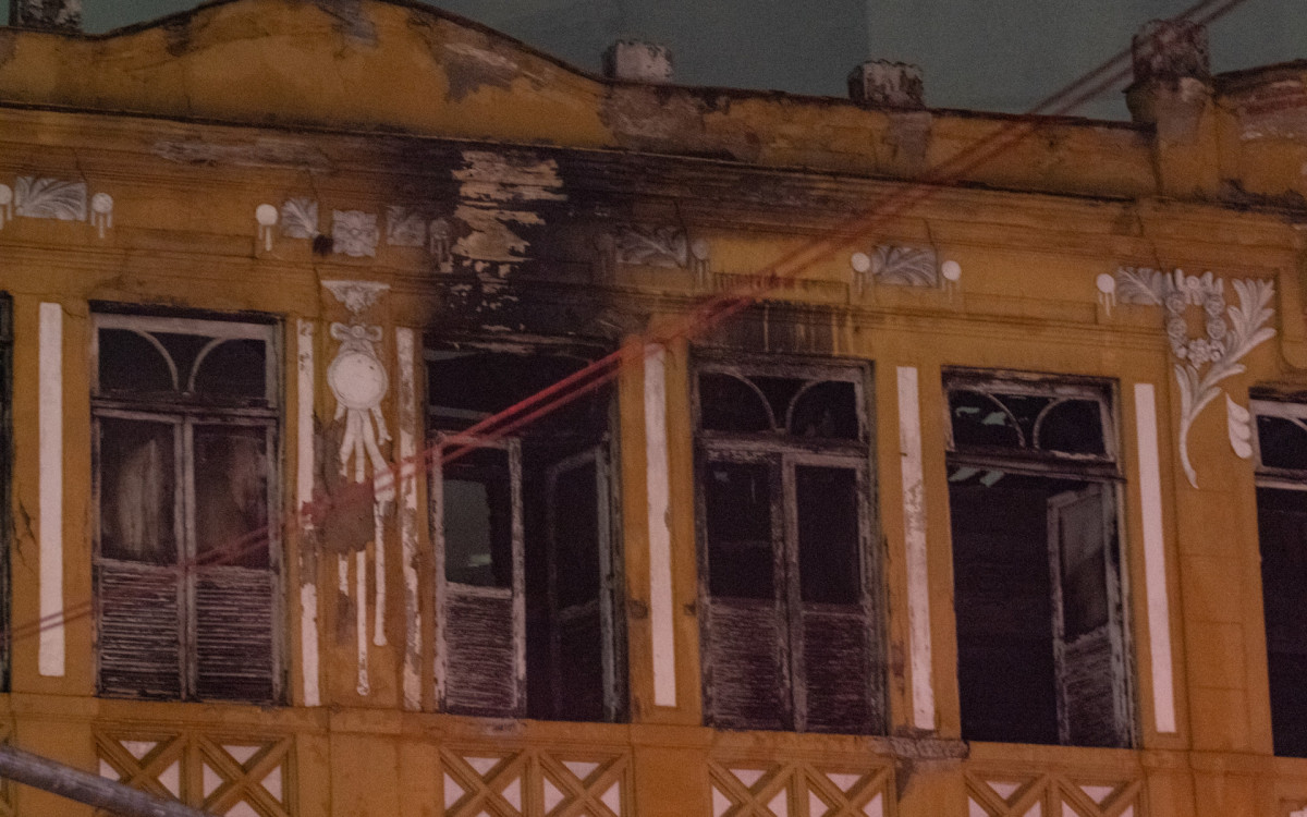 Um imóvel residencial na esquina da Avenida Gomes Freire com Mem de Sá, na Lapa, no Centro do Rio, pegou fogo na tarde desta terça-feira (14).
