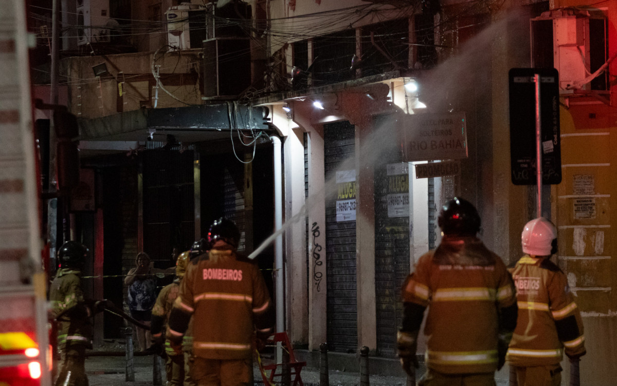 Um imóvel residencial na esquina da Avenida Gomes Freire com Mem de Sá, na Lapa, no Centro do Rio, pegou fogo na tarde desta terça-feira (14).