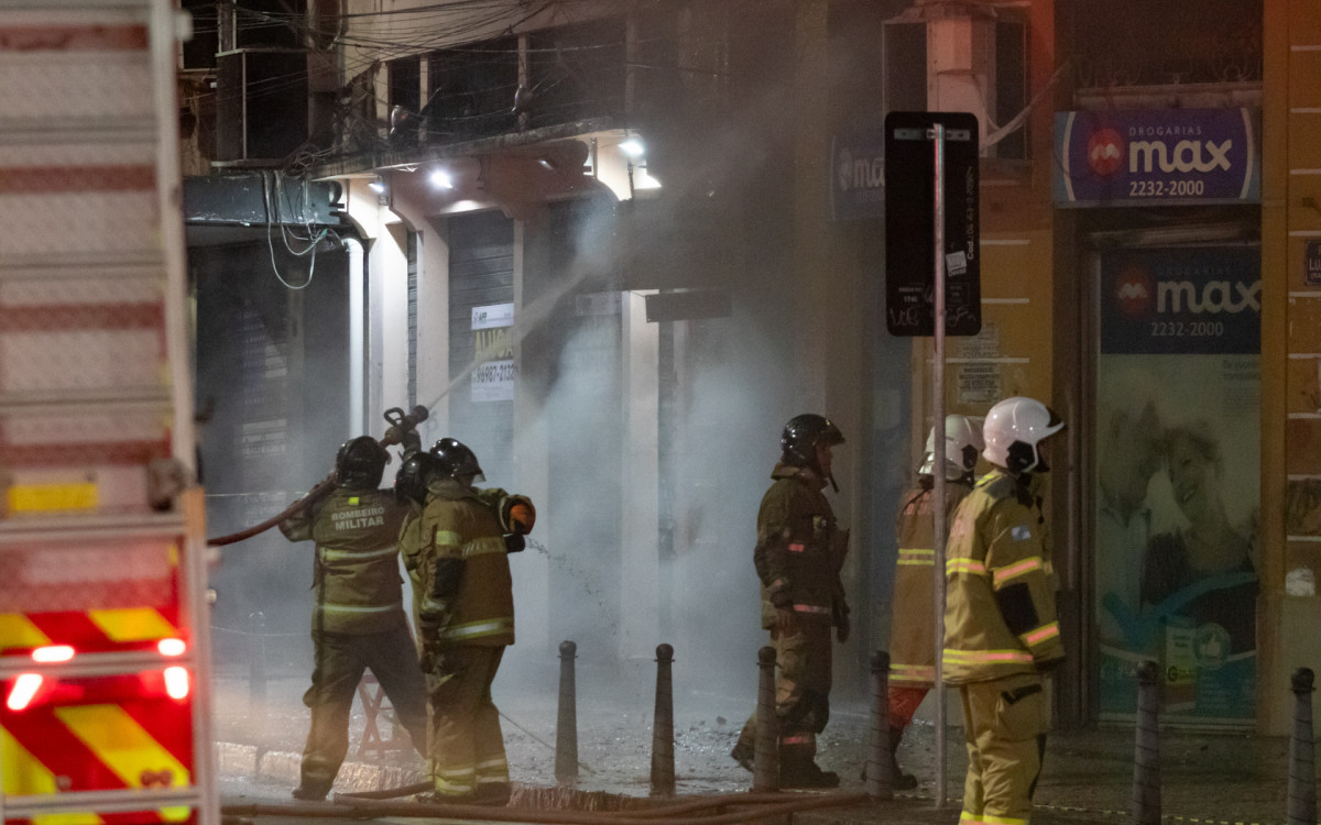 Um imóvel residencial na esquina da Avenida Gomes Freire com Mem de Sá, na Lapa, no Centro do Rio, pegou fogo na tarde desta terça-feira (14).