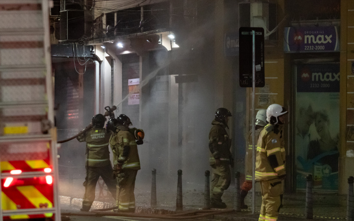 Um imóvel residencial na esquina da Avenida Gomes Freire com Mem de Sá, na Lapa, no Centro do Rio, pegou fogo na tarde desta terça-feira (14).