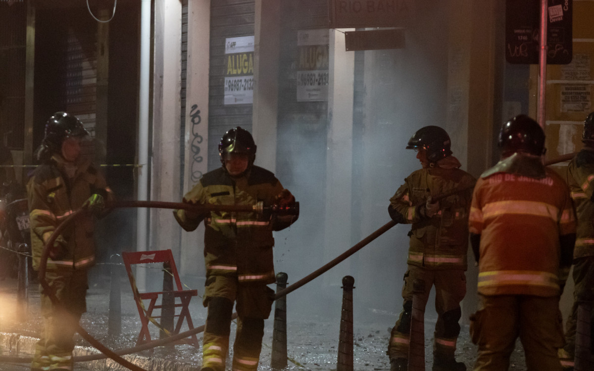 Um imóvel residencial na esquina da Avenida Gomes Freire com Mem de Sá, na Lapa, no Centro do Rio, pegou fogo na tarde desta terça-feira (14).