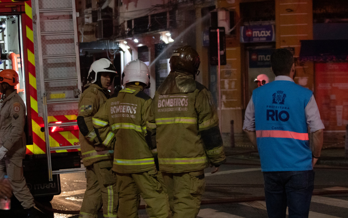 Um imóvel residencial na esquina da Avenida Gomes Freire com Mem de Sá, na Lapa, no Centro do Rio, pegou fogo na tarde desta terça-feira (14).