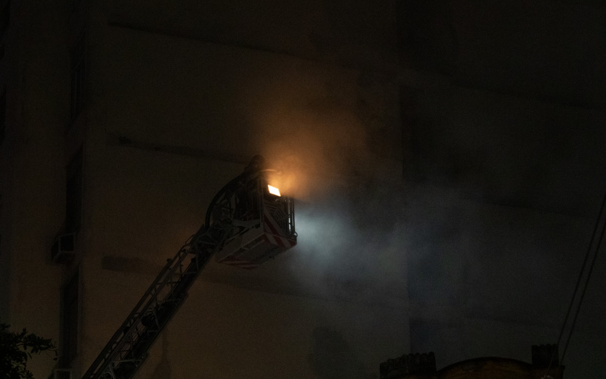 Um imóvel residencial na esquina da Avenida Gomes Freire com Mem de Sá, na Lapa, no Centro do Rio, pegou fogo na tarde desta terça-feira (14).