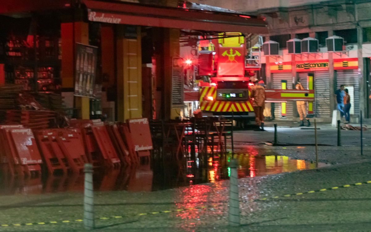 Um imóvel residencial na esquina da Avenida Gomes Freire com Mem de Sá, na Lapa, no Centro do Rio, pegou fogo na tarde desta terça-feira (14).