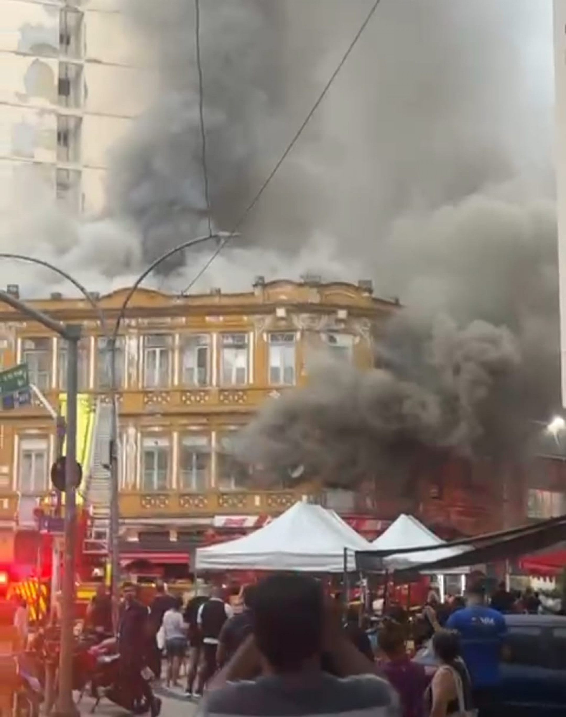 Incêndio atingiu prédio comercial na Avenida Gomes Freire, no Centro do Rio 