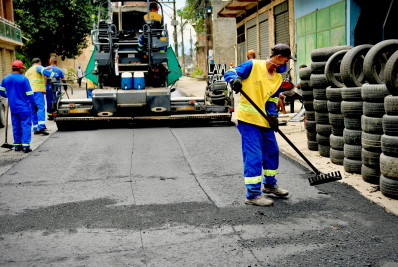Obras de recapeamento e colocação de asfalto são realizadas em Belford Roxo