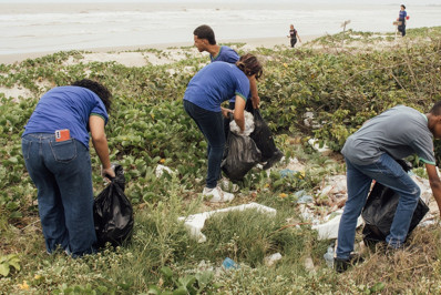 Ação ambiental em praia retira mais de 300 kg de lixo com ajuda de alunos