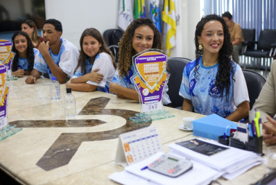 Bicampeã estadual, Fanfarra da Escola Municipal Dr. Jiulio Caruso apresenta troféus ao prefeito Neto