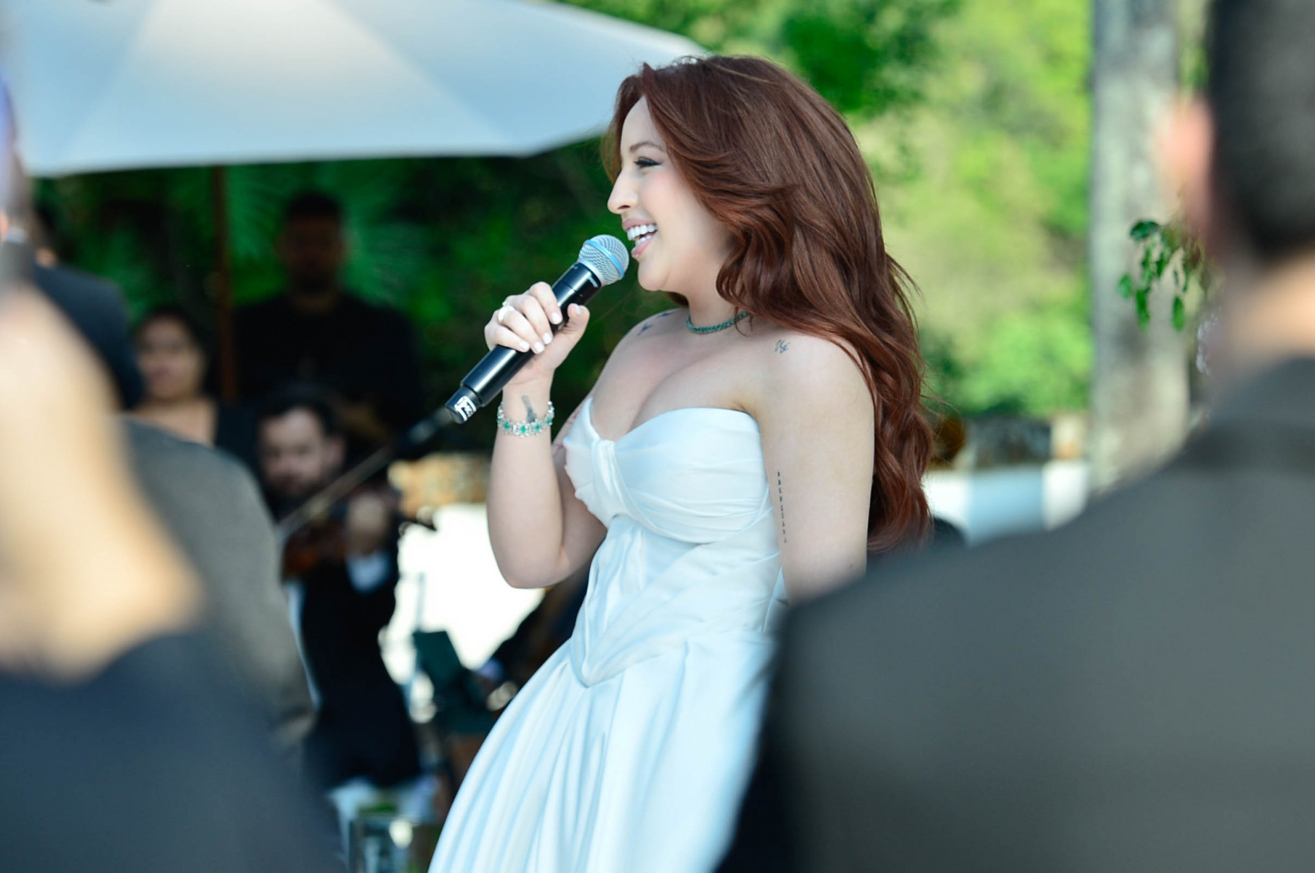 Mari Fernandez cantou na entrada da noiva, Julia RIbeiro  - Eduardo Martins / Brazil News