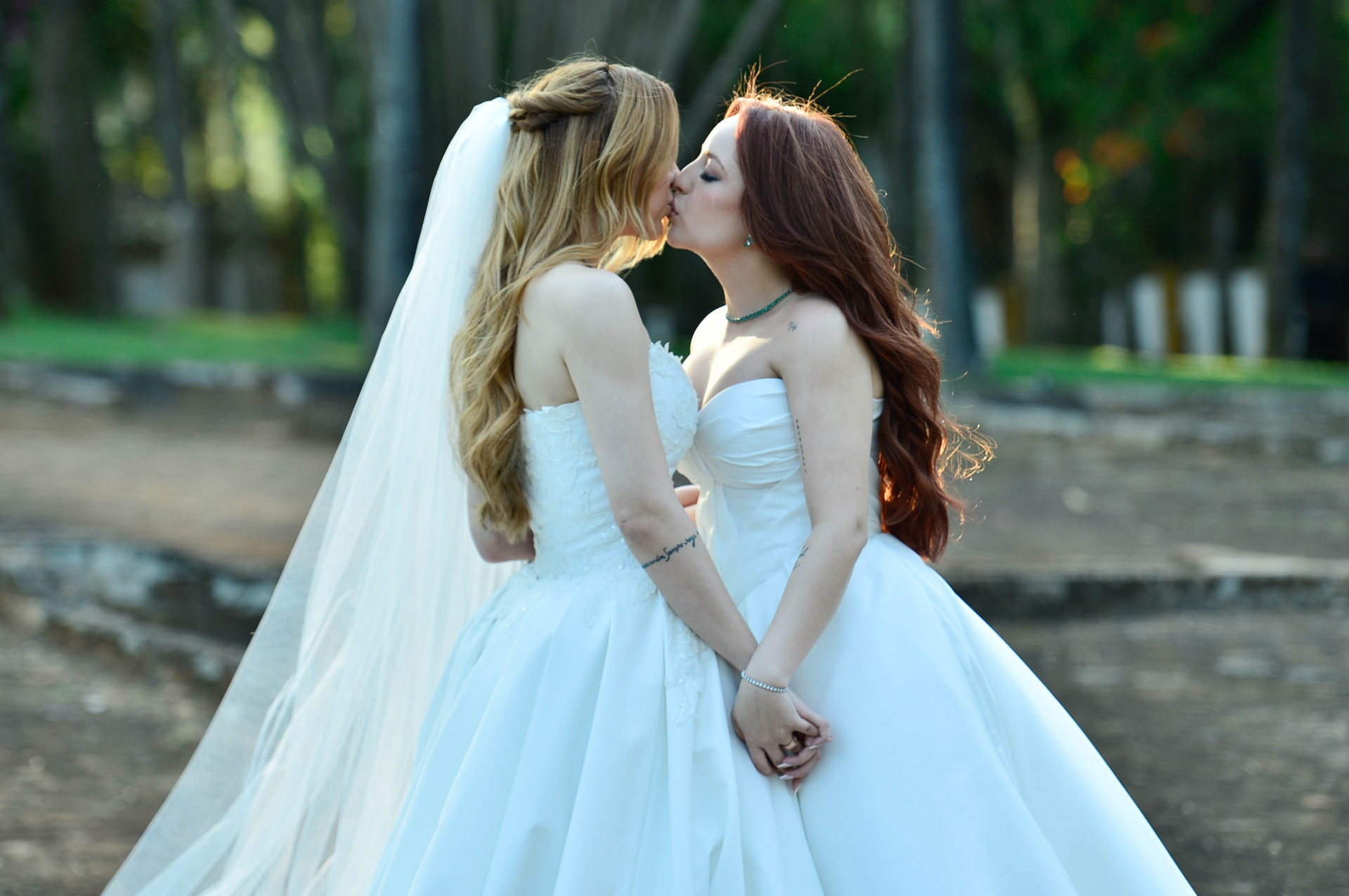 Mari Fernandez e Julia Ribeiro se beijam após casamento  - Eduardo Martins / Brazil News