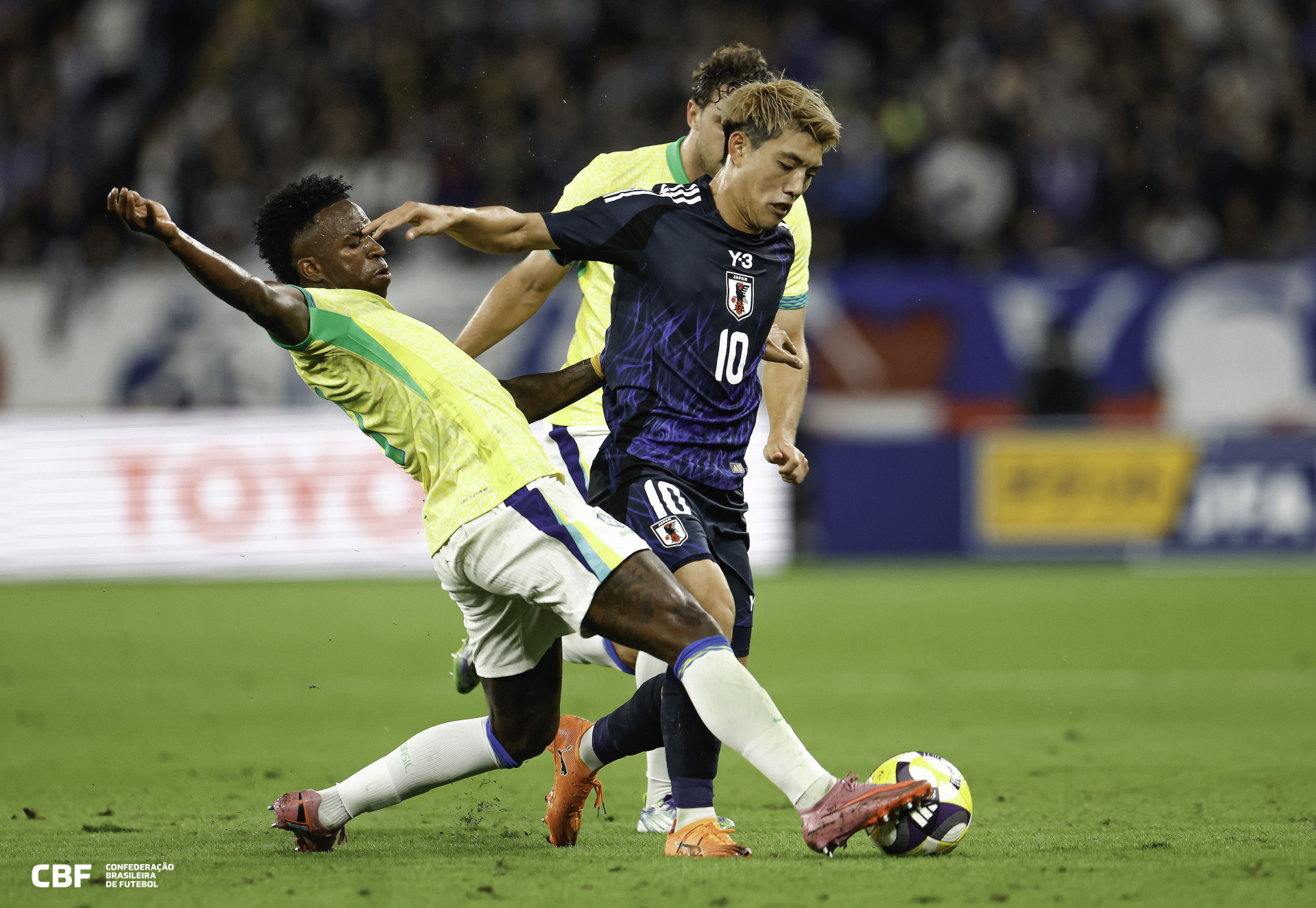 Vini Jr. em a&ccedil;&atilde;o no amistoso entre Jap&atilde;o e Brasil: equipe asi&aacute;tica classificou-se para a Copa com tranquilidade - Rafael Ribeiro / CBF