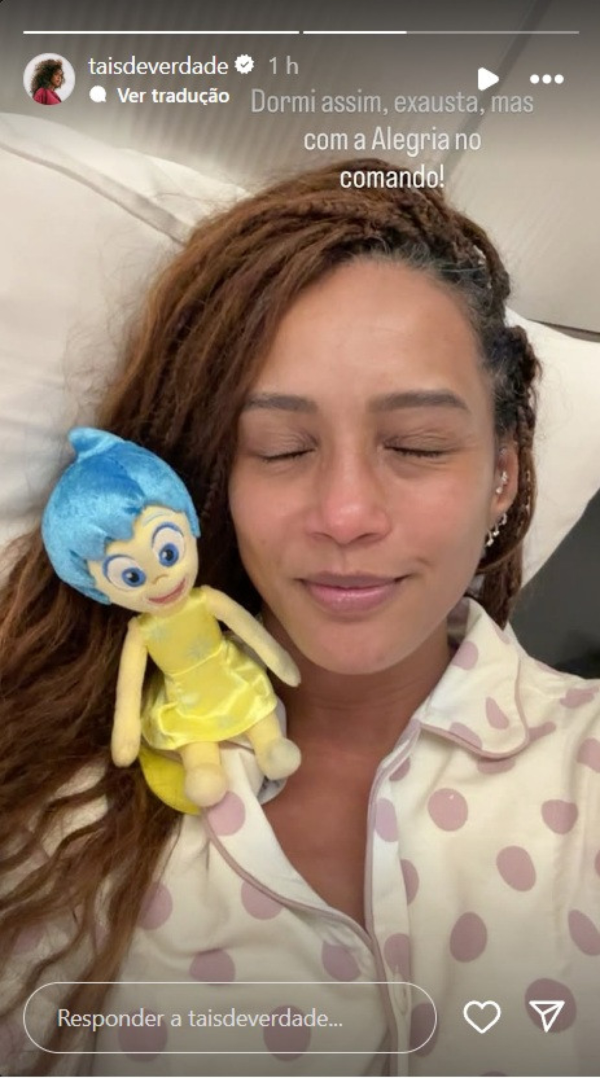 Taís Araujo sem maquiagem com a personagem de 'Divertidamente' junto na cama, em Paris - Reprodução/Instagram