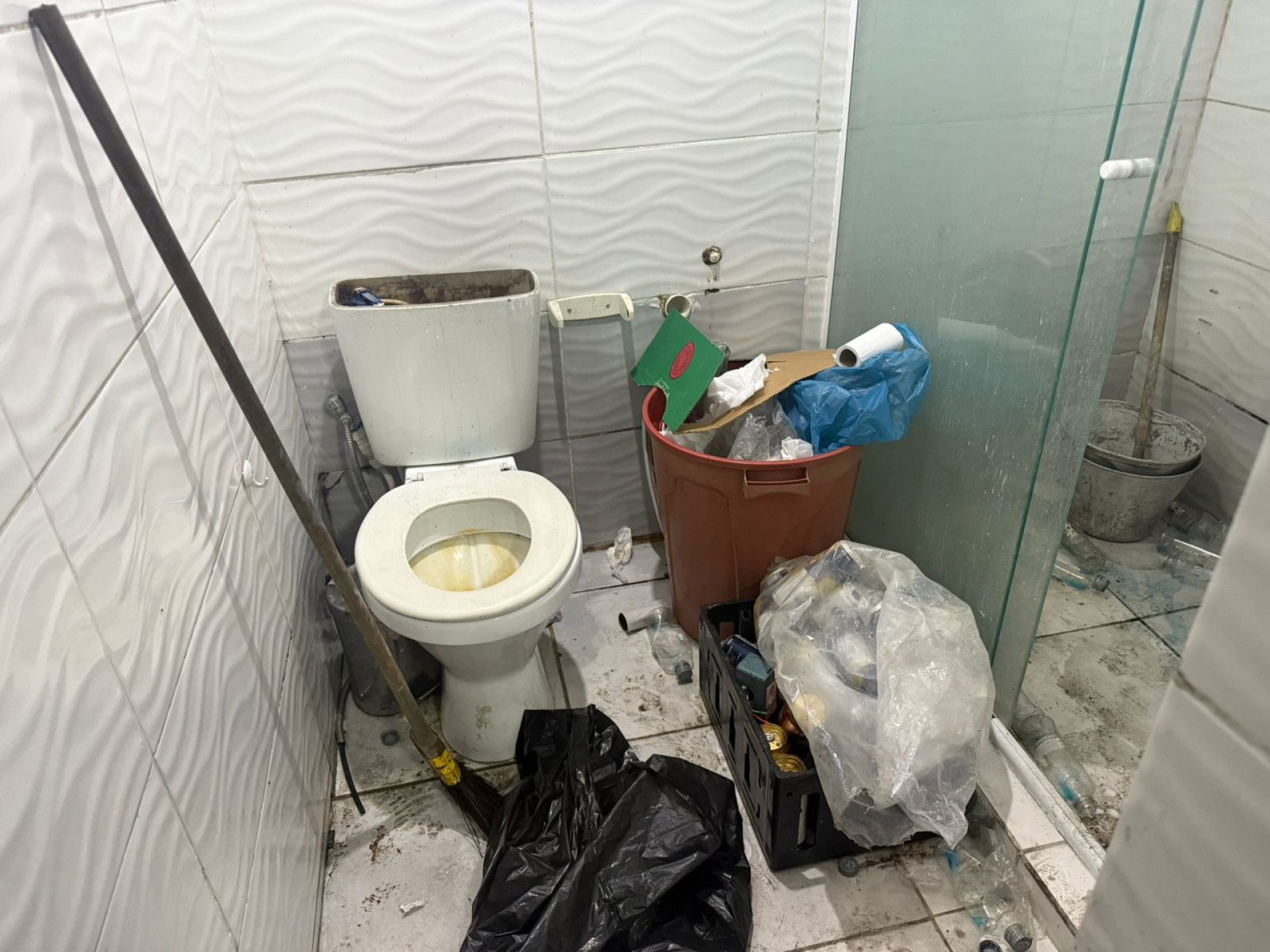 Fiscais da Seop e do Ivisa-Rio interditaram depósito clandestino de bebidas em Campo Grande, na Zona Oeste - Divulgação