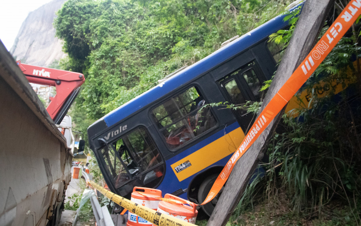 Ônibus escolar despencou de um barranco na entrada do túnel Zuzu Angel no sentido lagoa na manhã desta quarta-feira (15).