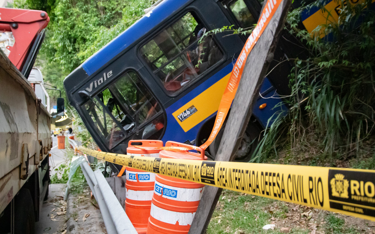 Ônibus escolar despencou de um barranco na entrada do túnel Zuzu Angel no sentido lagoa na manhã desta quarta-feira (15).
