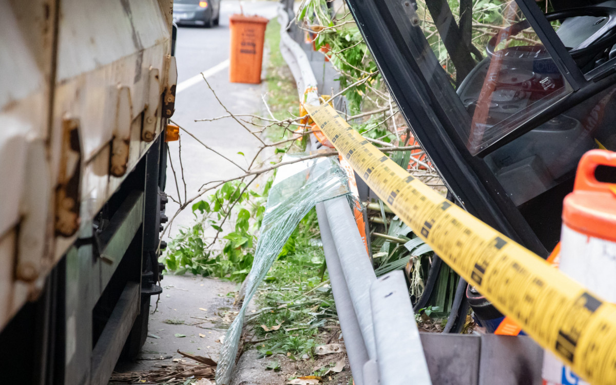 Ônibus escolar despencou de um barranco na entrada do túnel Zuzu Angel no sentido lagoa na manhã desta quarta-feira (15).
