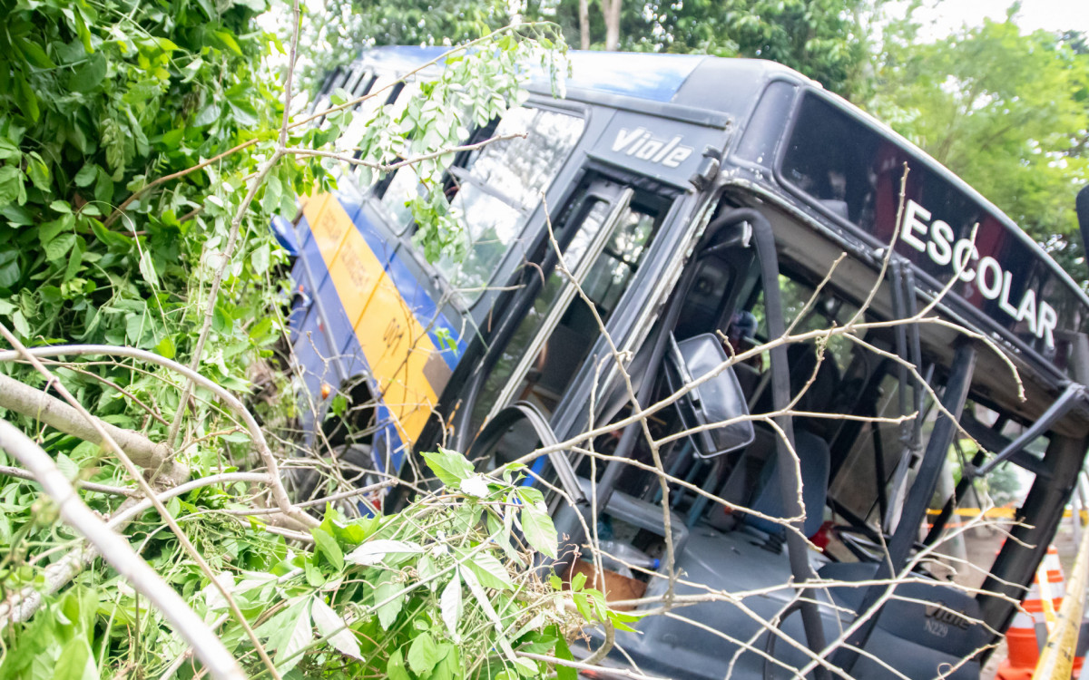 Ônibus escolar despencou de um barranco na entrada do túnel Zuzu Angel no sentido lagoa na manhã desta quarta-feira (15).