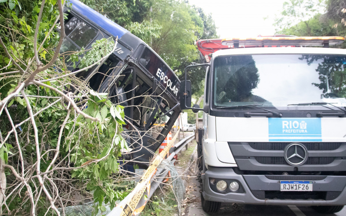 Ônibus escolar despencou de um barranco na entrada do túnel Zuzu Angel no sentido lagoa na manhã desta quarta-feira (15).