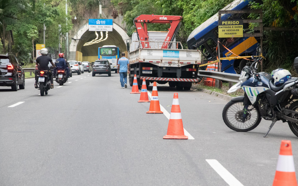 Ônibus escolar despencou de um barranco na entrada do túnel Zuzu Angel no sentido lagoa na manhã desta quarta-feira (15).