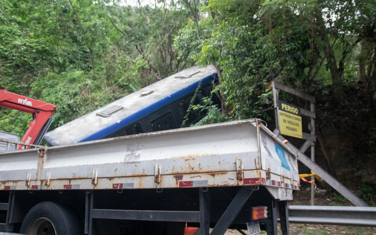 Ônibus escolar despencou de um barranco na entrada do túnel Zuzu Angel no sentido lagoa na manhã desta quarta-feira (15).