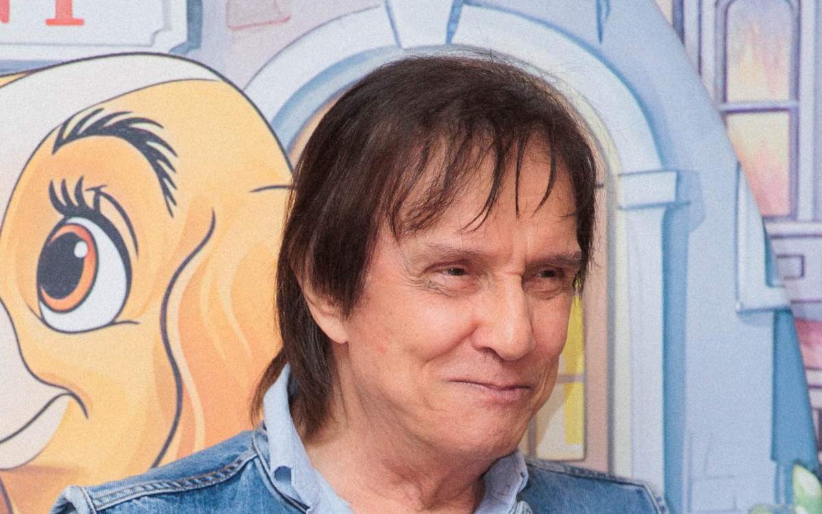 Roberto Carlos prestigia festa de aniversário da neta Laura em SP