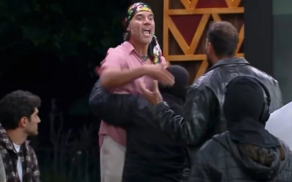 Nizam e Fernando discutem na sede da 'Fazenda' - Reprodução/Record