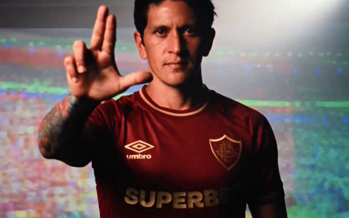 Cano com a nova camisa do Fluminense
