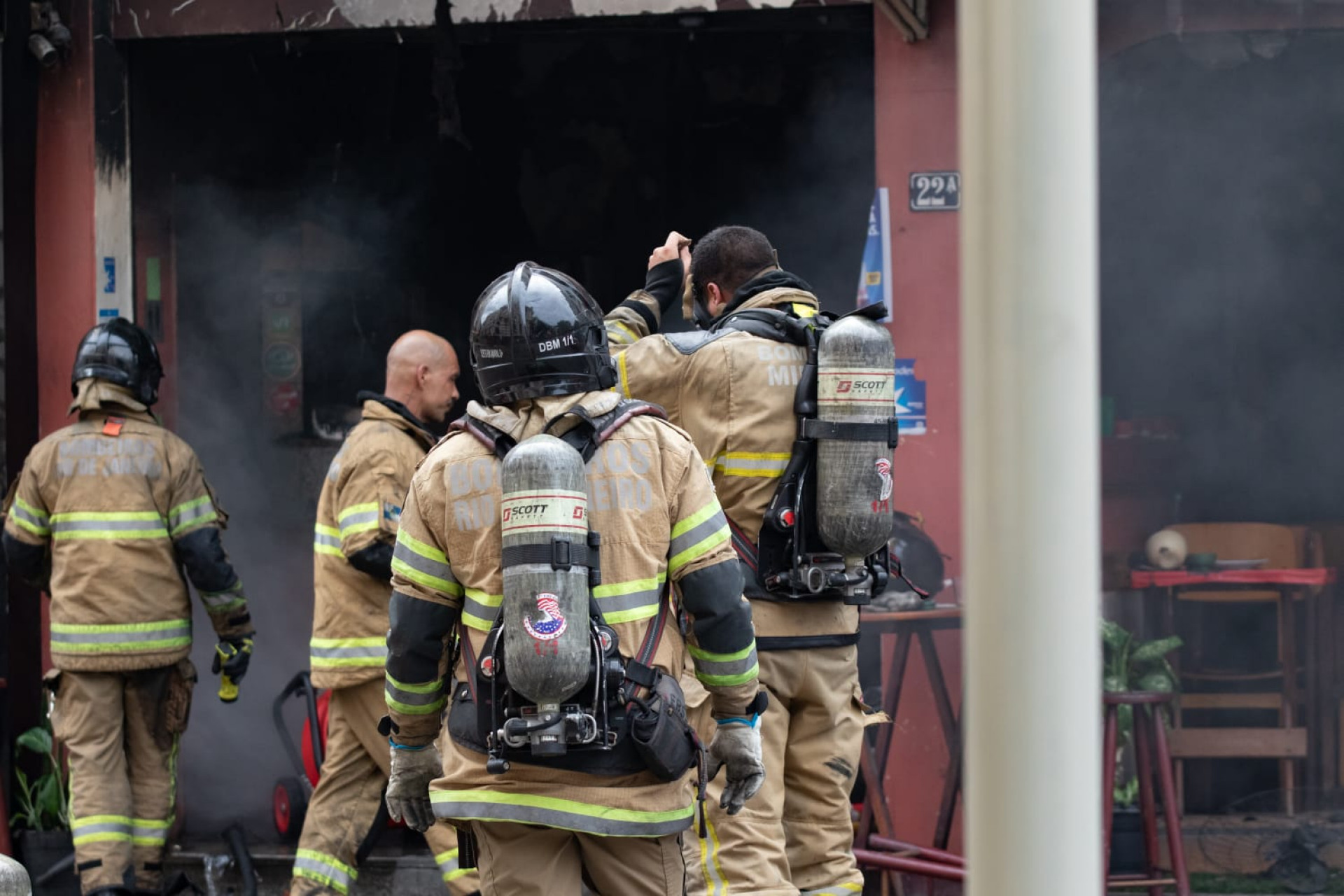 Bombeiros atuam no rescaldo de incêndio que atingiu dois restaurantes no Catete - Érica Martin / Agência O Dia 