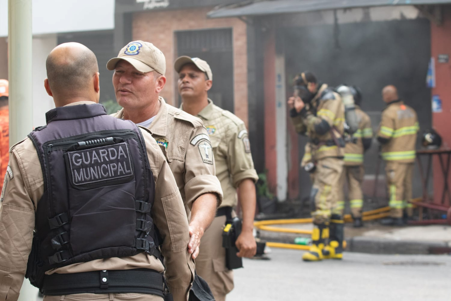 Bombeiros atuam no rescaldo de incêndio que atingiu dois restaurantes no Catete - Érica Martin / Agência O Dia 