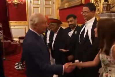 Anitta participa de evento na Inglaterra e conhece rei Charles III