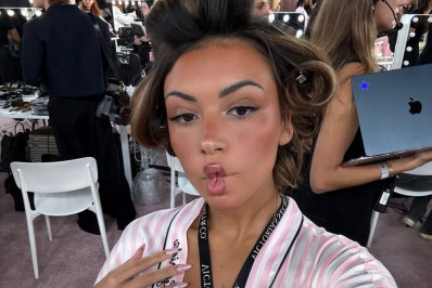 TikToker brasileira participa de desfile da Victoria’s Secrets