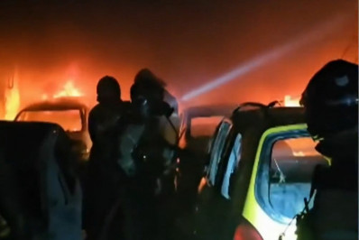 Fogo destrói residência e carros de oficina no Complexo do Alemão