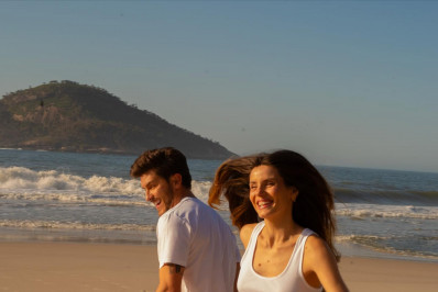 À espera da primeira filha, Camila Queiroz e Klebber Toledo compartilham ensaio romântico na praia
