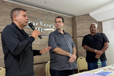 Dr. Serginho e Áureo Ribeiro reforçam parceria política em evento cultural em Cabo Frio