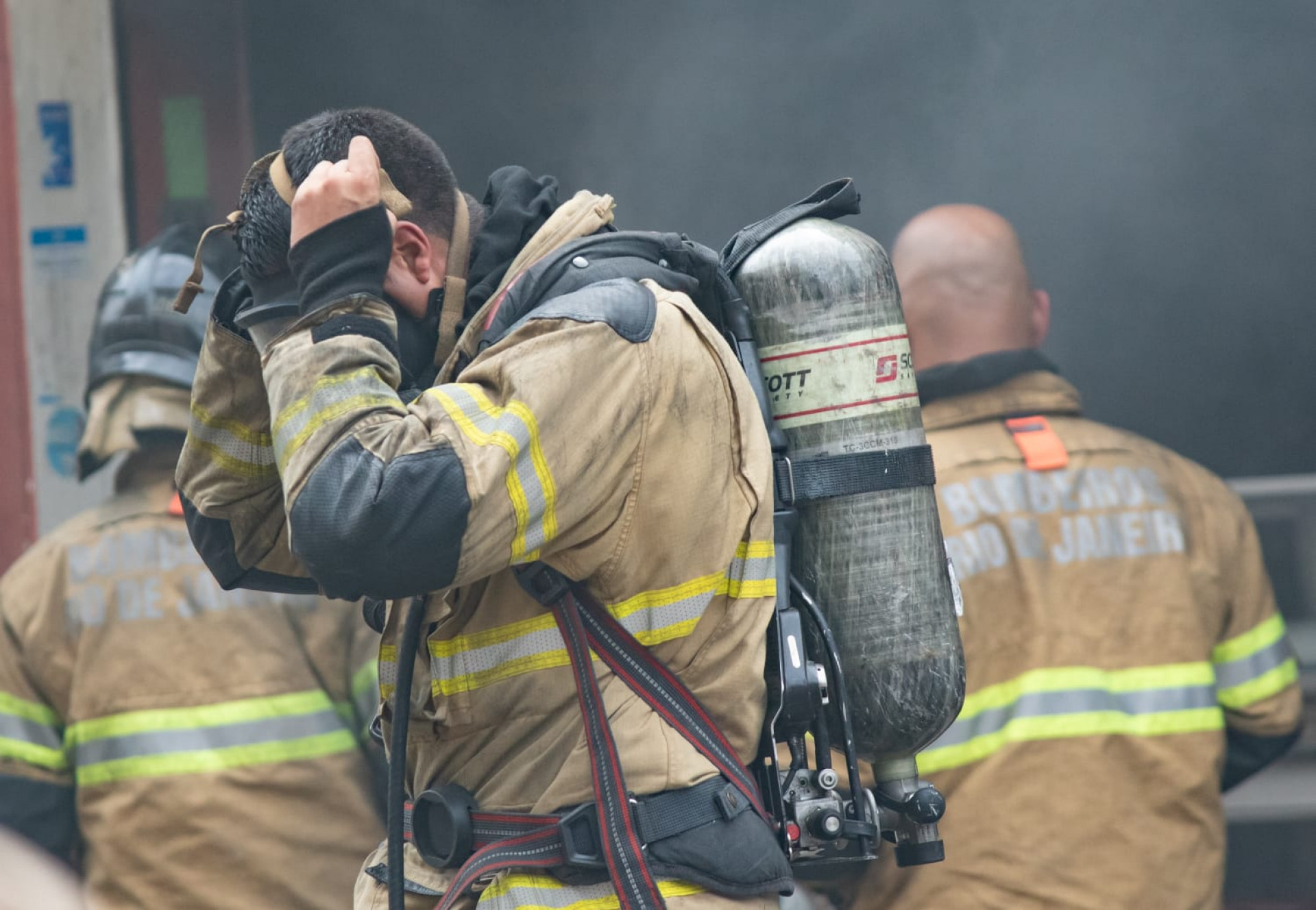 Bombeiros atuam no rescaldo de incêndio que atingiu dois restaurantes no Catete - Érica Martin / Agência O Dia 