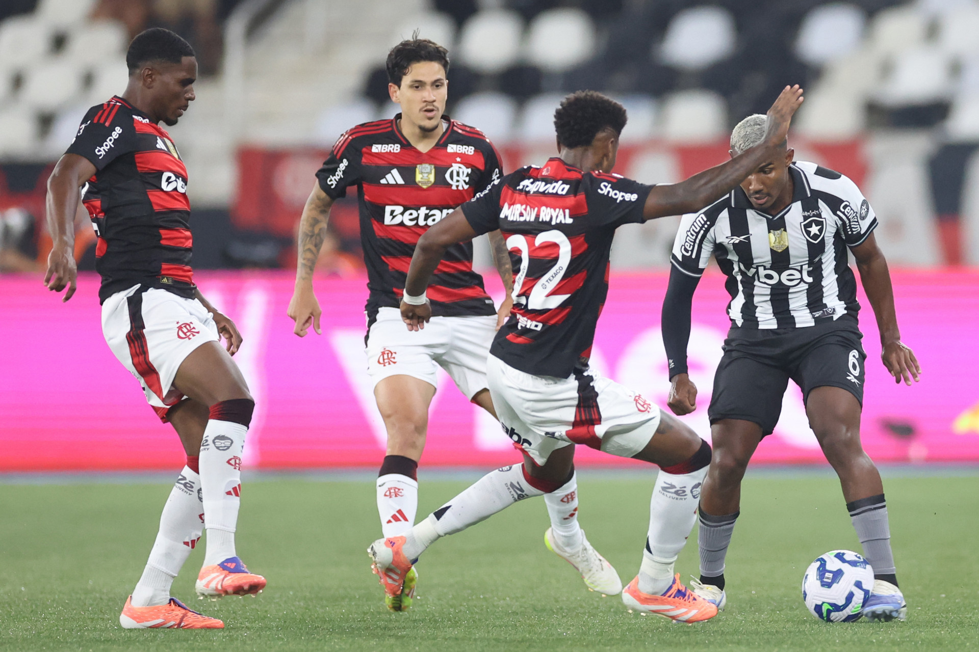 Cuiabano. BOTAFOGO x Flamengo pelo Campeonato Brasileiro no Estadio Nilton Santos, 14 de Outubro de 2025, Rio de Janeiro, RJ, Brasil.  - Vítor Silva/Botafogo