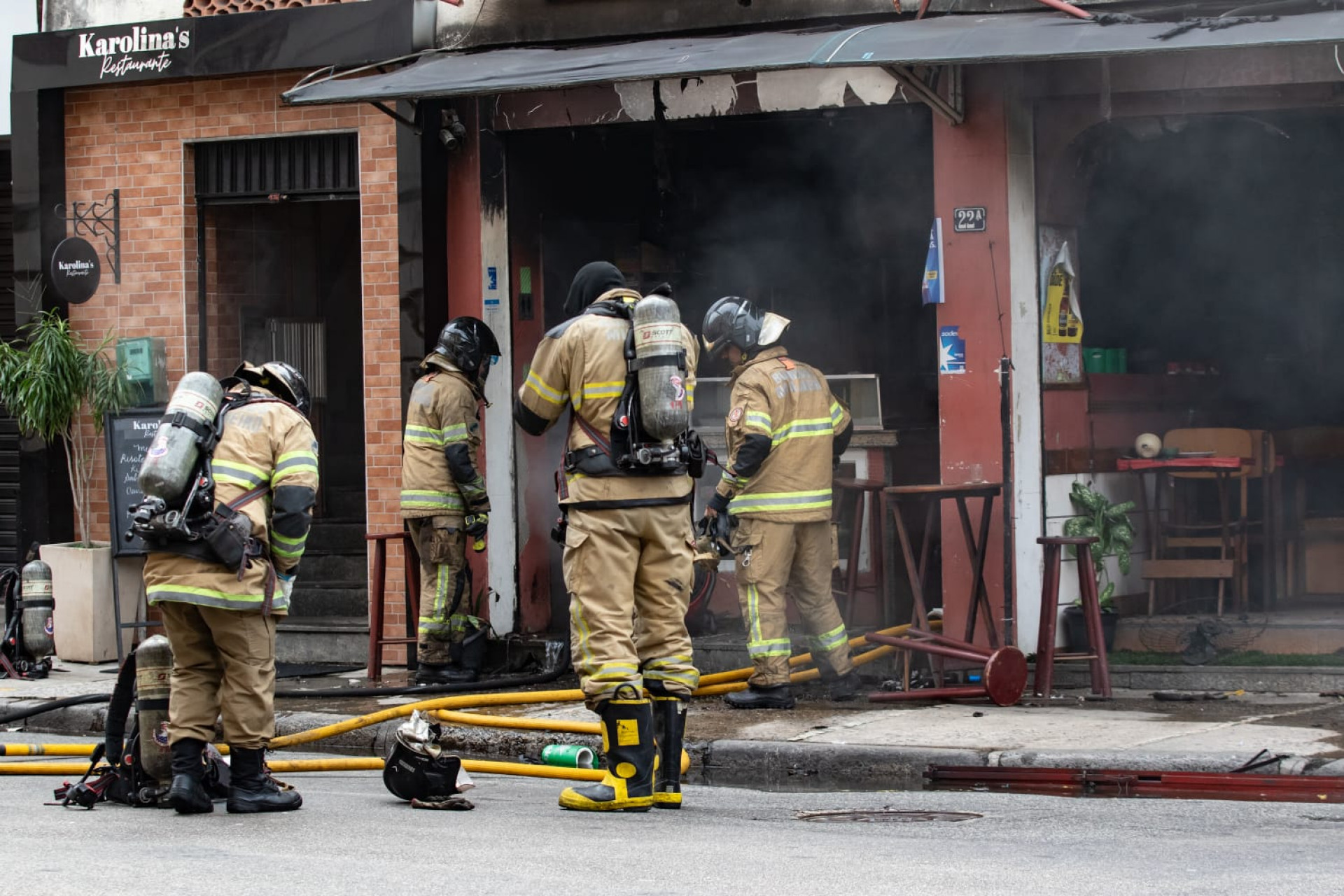Bombeiros atuam no rescaldo de incêndio que atingiu dois restaurantes no Catete - Érica Martin / Agência O Dia 