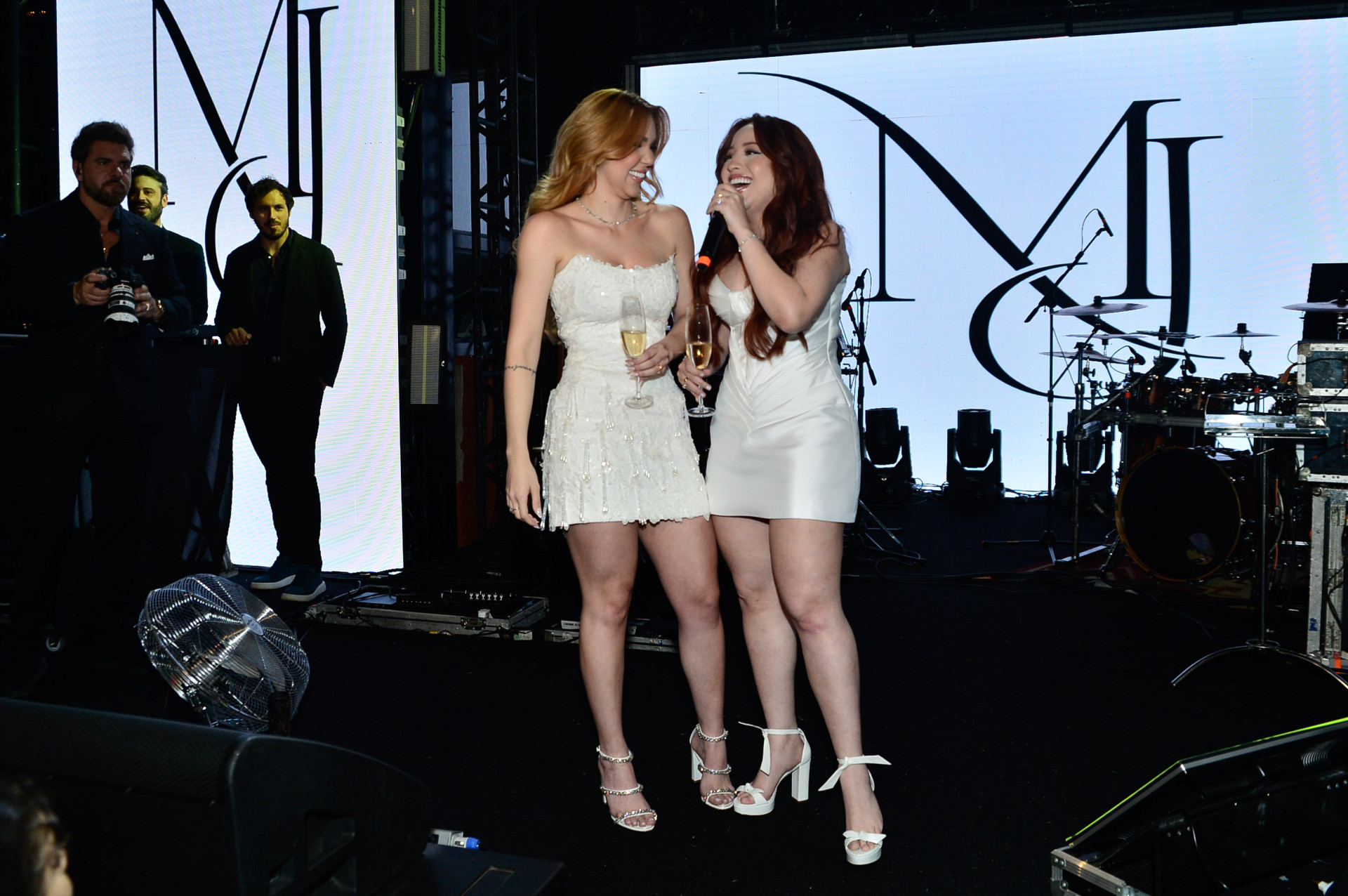 Julia Ribeiro e Mari Fernandez trocam de roupa para ficarem mais confortáveis para a festa de seu casamento. - Eduardo Martins/Brazil News