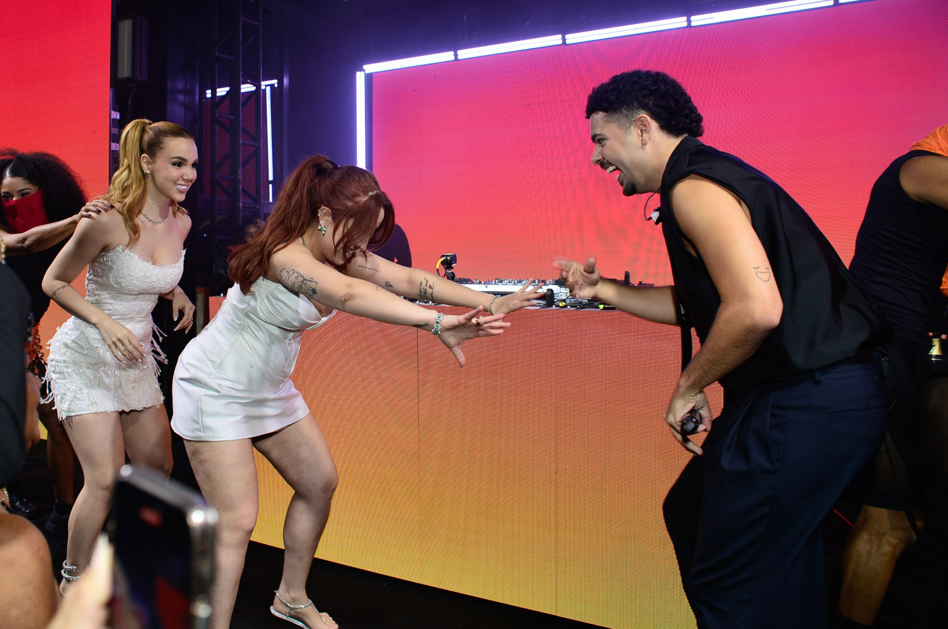 Casal dança com Pedro Sampaio - Eduardo Martins/Brazil News