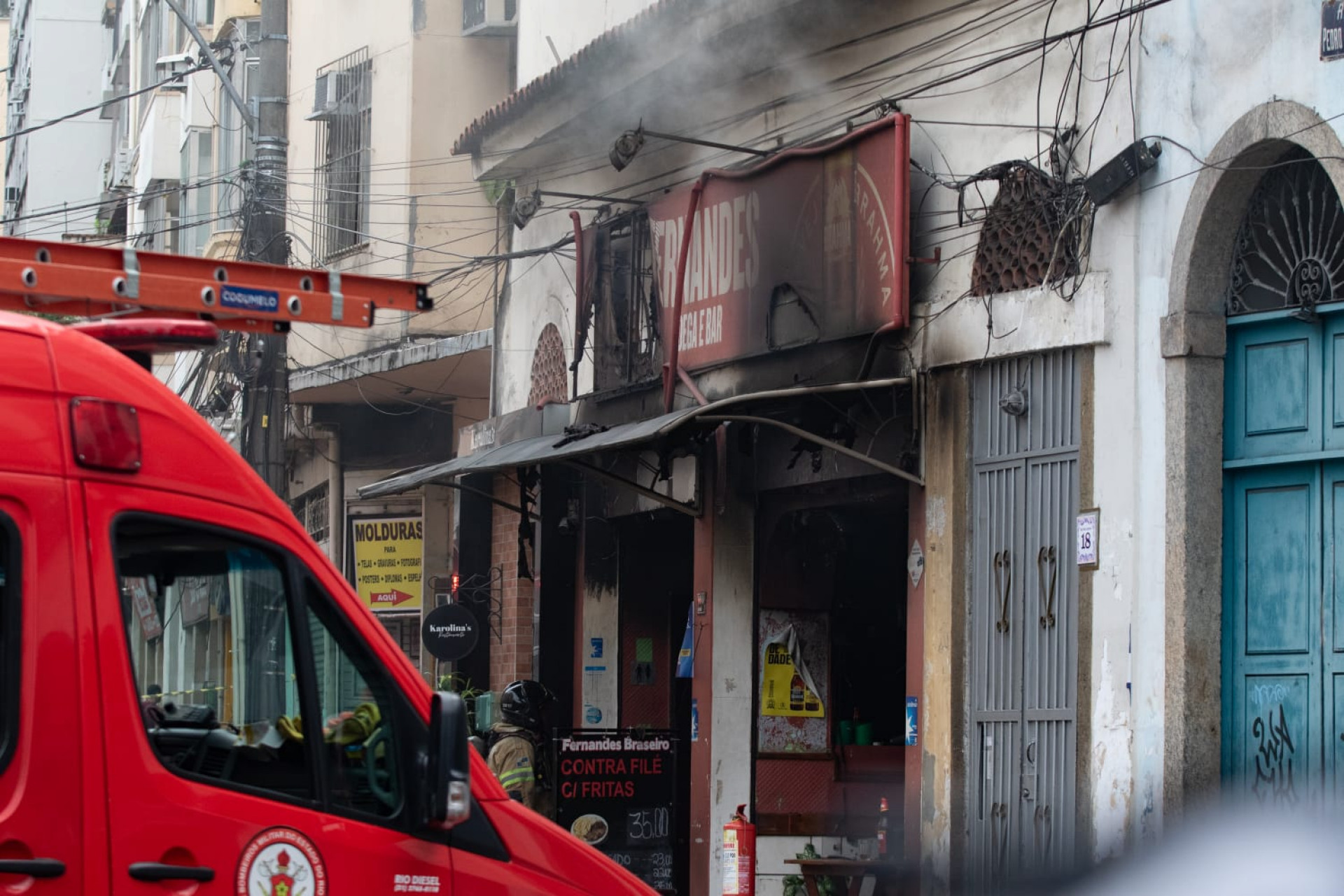 Bombeiros atuam no rescaldo de incêndio que atingiu dois restaurantes no Catete - Érica Martin / Agência O Dia 