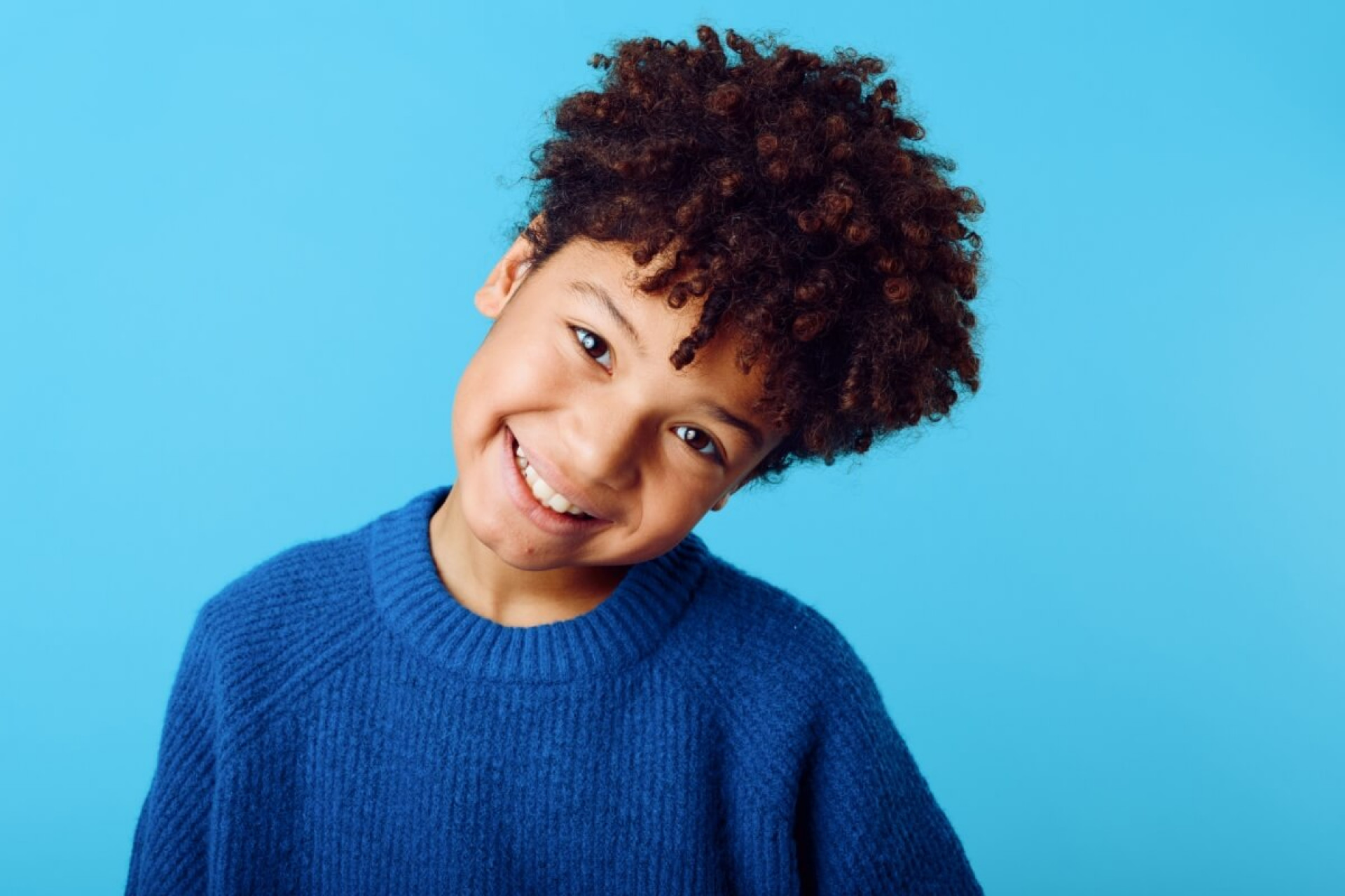 O Dia das Crian&ccedil;as pode ser uma oportunidade de renovar o corte de cabelo dos pequenos (Imagem: ShotPrime Studio | Shutterstock) 
