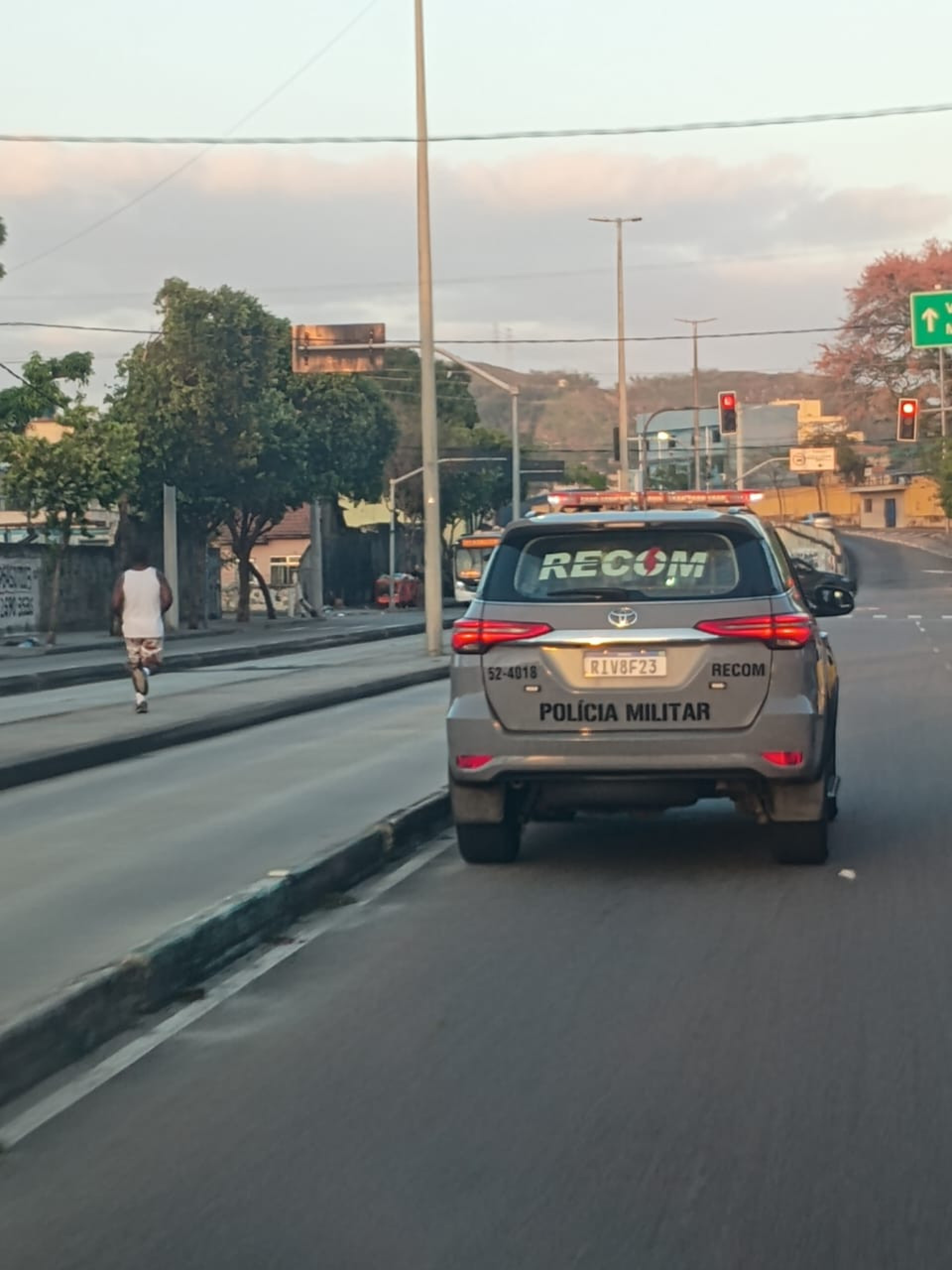 Viaturas do Recom estão nos arredores da Serrinha para impedir fugas de criminosos