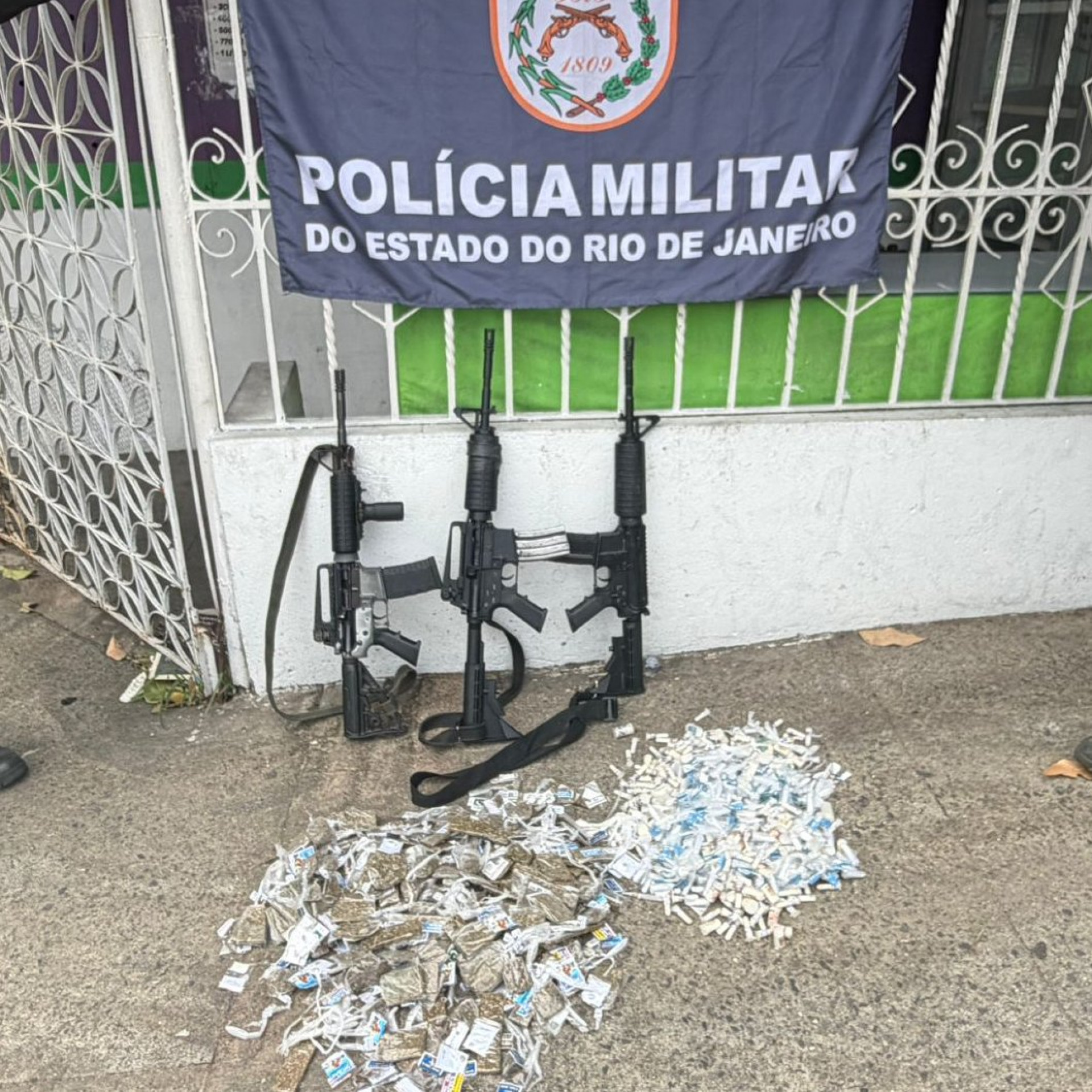 PM apreendeu três fuzis e drogas no Morro da Serrinha