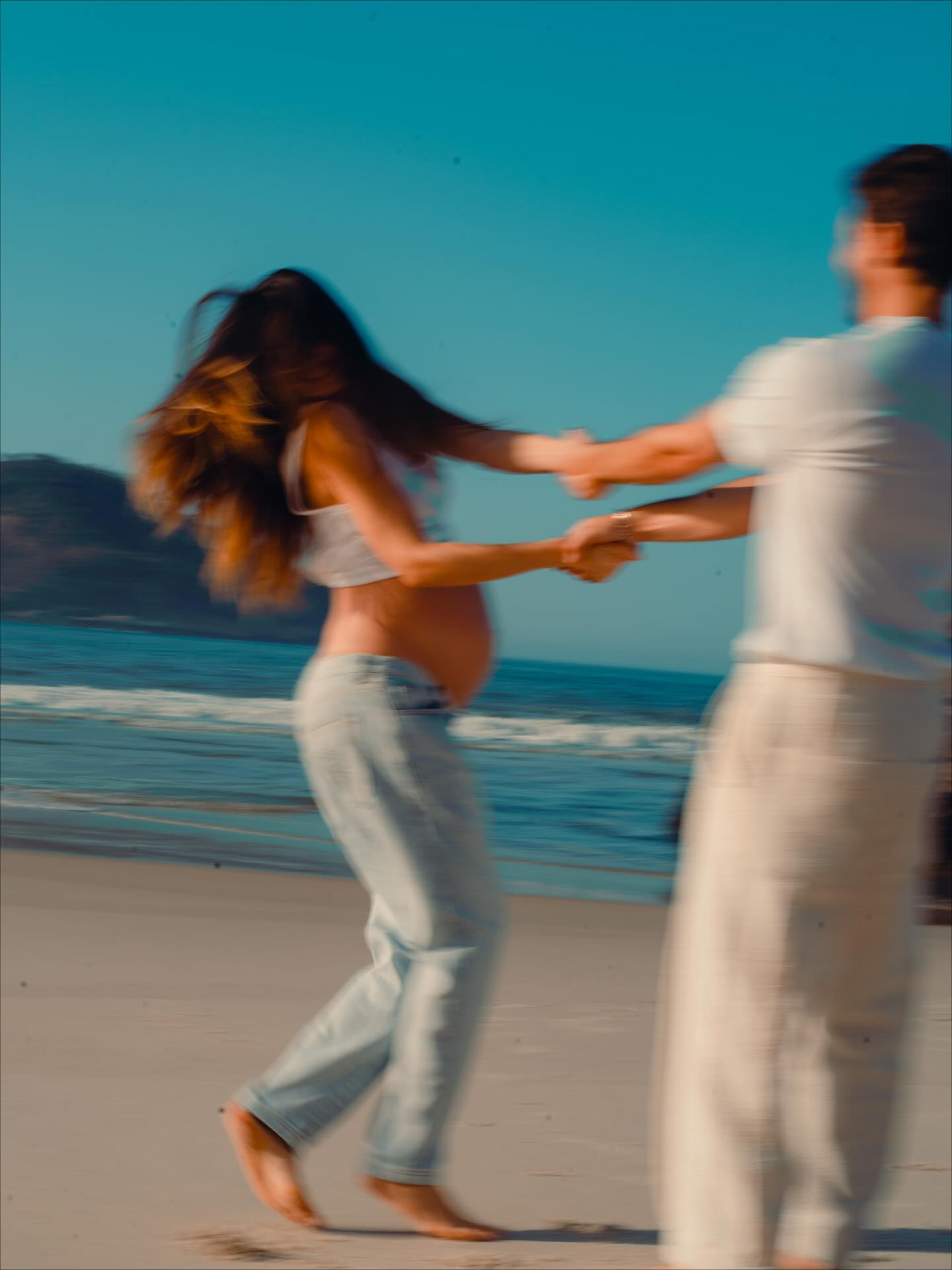 Camila Queiroz e Klebber Toledo compartilham ensaio romântico na praia
 - Reprodução / Instagram